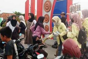 Uniku Berbagi Takjil di Talaga, Majalengka